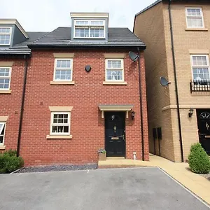Cozy Haven: 3-bedroom With Free Parking, Wifi & Netflix Holiday home Castleford